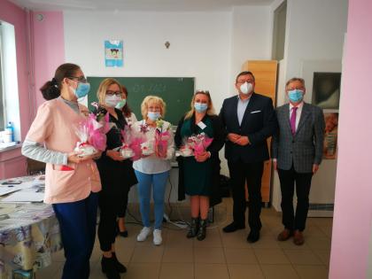 Punkty szczepień odwiedził dzisiaj starosta Joachim Smyła, wicestarosta Tadeusz Konina i sekretarz powiatu Sylwia Fronczek