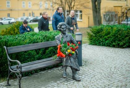 Odsłonięcie pomnika-ławeczki Elwiry Kamińskiej w ZPiT „Śląsk” 