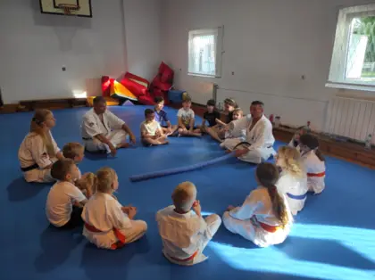 W Woźnikach zorganizowano zajęcia ogólnorozwojowe z podstawowymi technikami karate